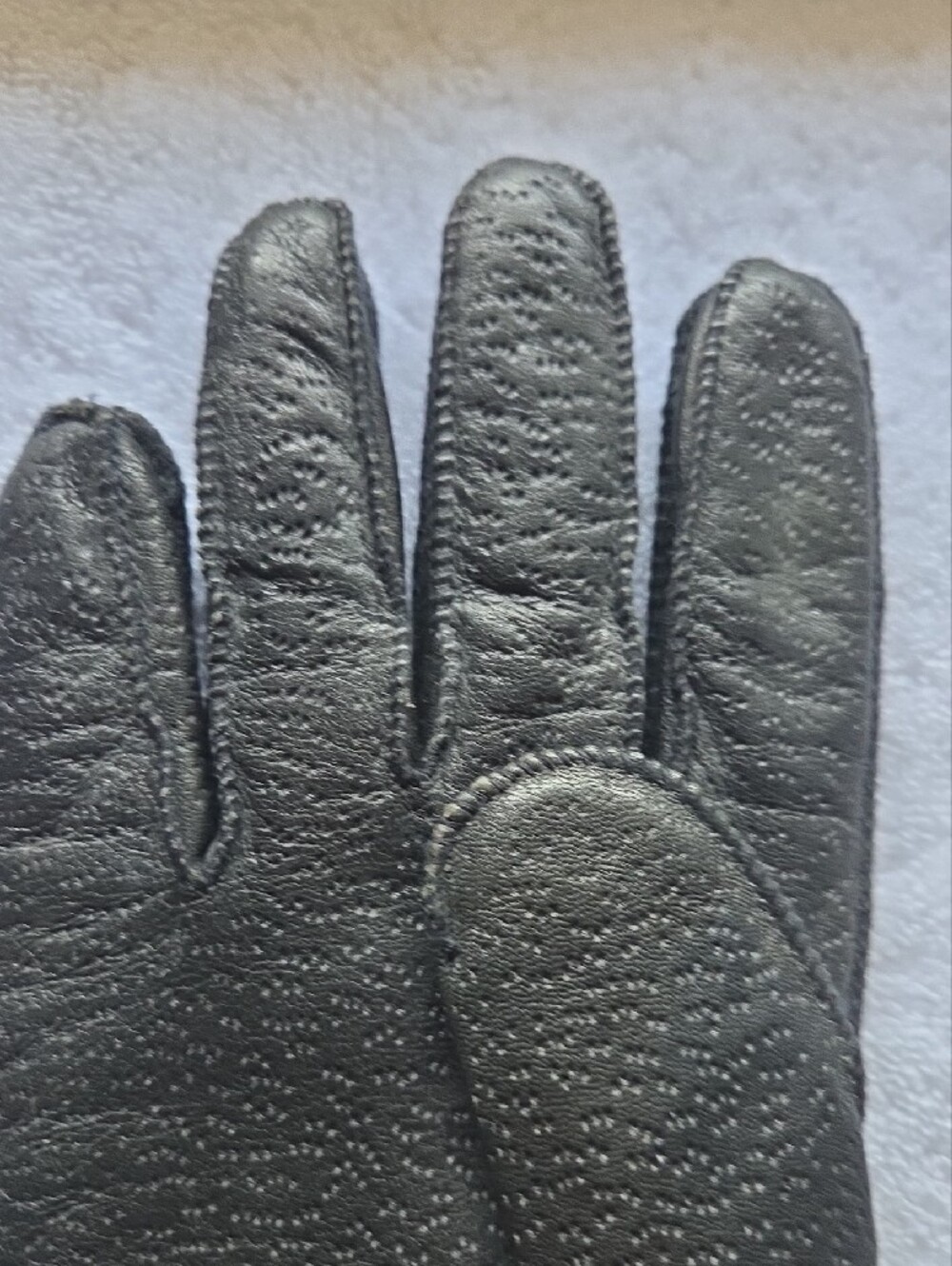 isotoner ...women or  Mens  Black Leather Gloves...unworn ..no Tags. - Picture 3 of 15